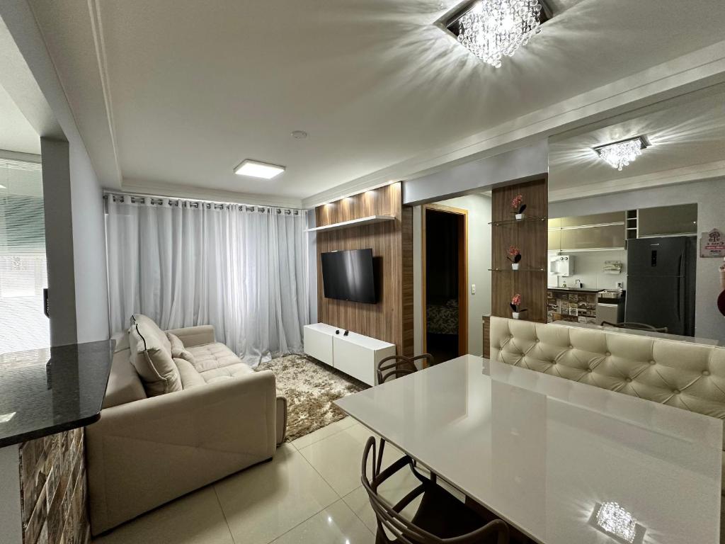 sala de estar con sofá y mesa en Lindo Apartamento, en Brasilia