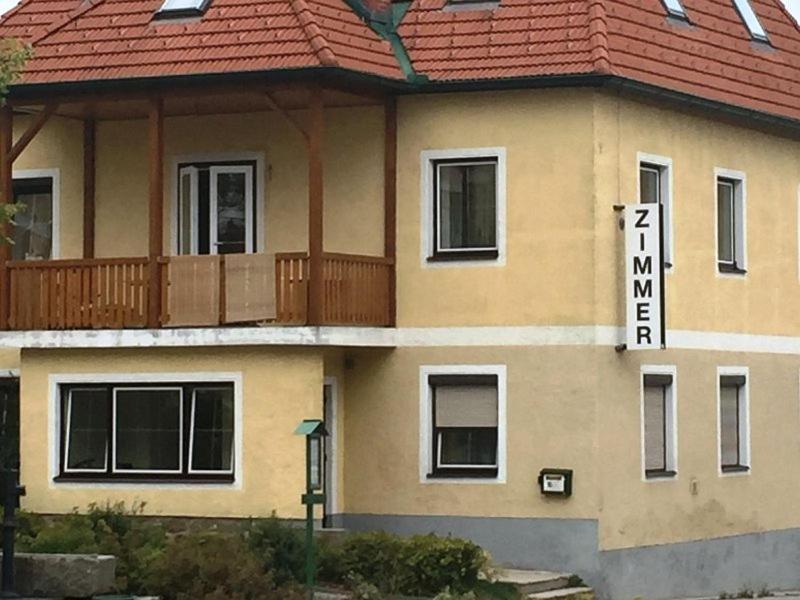 ein Haus mit einem Schild an der Seite in der Unterkunft Sommerfrische Waldviertel in Kirchberg am Walde