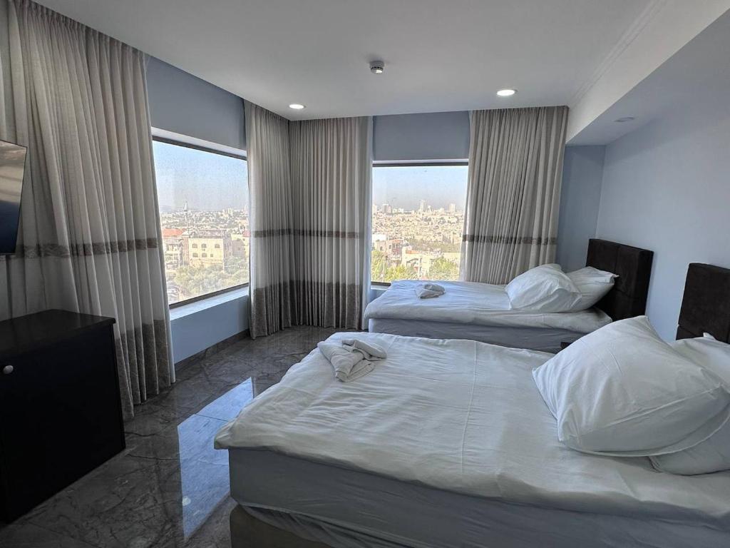 Postel nebo postele na pokoji v ubytování Mount of Olives Hotel