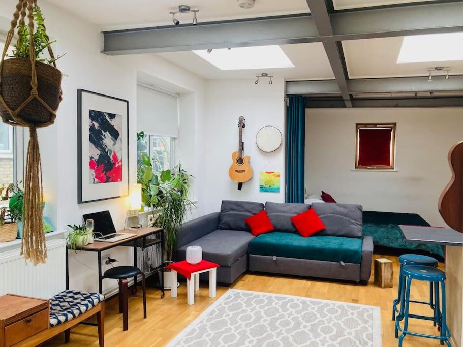 Uma área de estar em Chic and trendy loft apartment