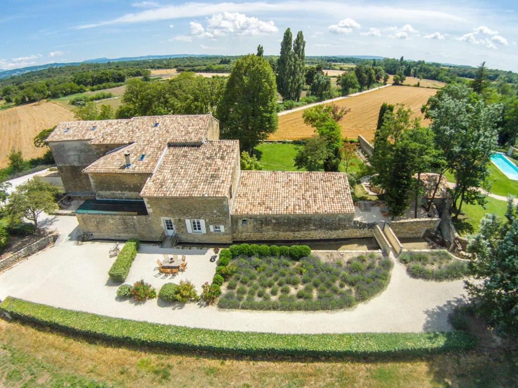 - une vue aérienne sur une grande maison avec un jardin dans l'établissement La Moutière, à Colonzelle