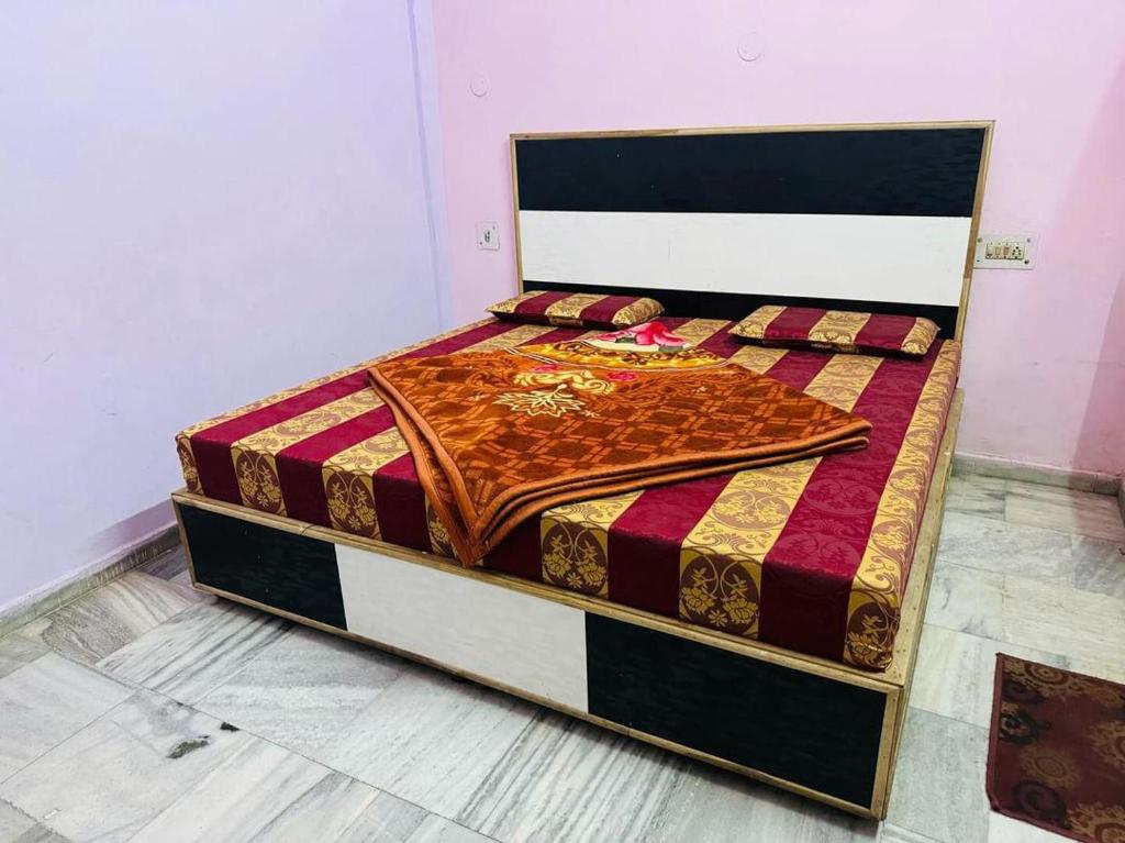 Postel nebo postele na pokoji v ubytování Ganga Hotel A Budget Stay