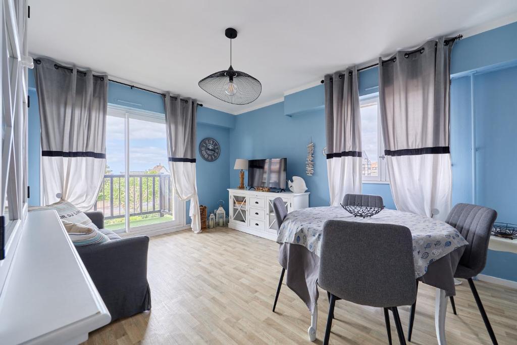 a blue living room with a table and chairs at MYA’S Family - Joli appartement 100m de la plage in Villers-sur-Mer
