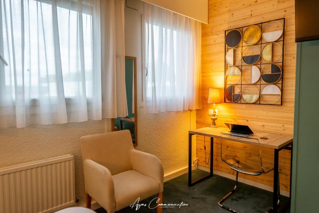 TV a/nebo společenská místnost v ubytování Hôtel Karène