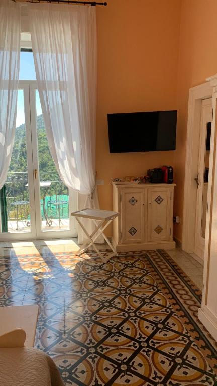 Televízia a/alebo spoločenská miestnosť v ubytovaní villa verde sul mare