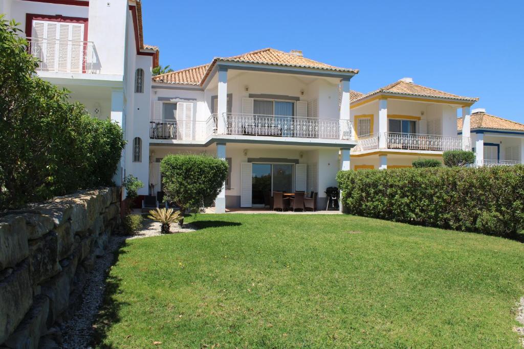 vista sulla casa dal cortile di Luxury 2 Bedroom Apartment with Private Garden a Almancil