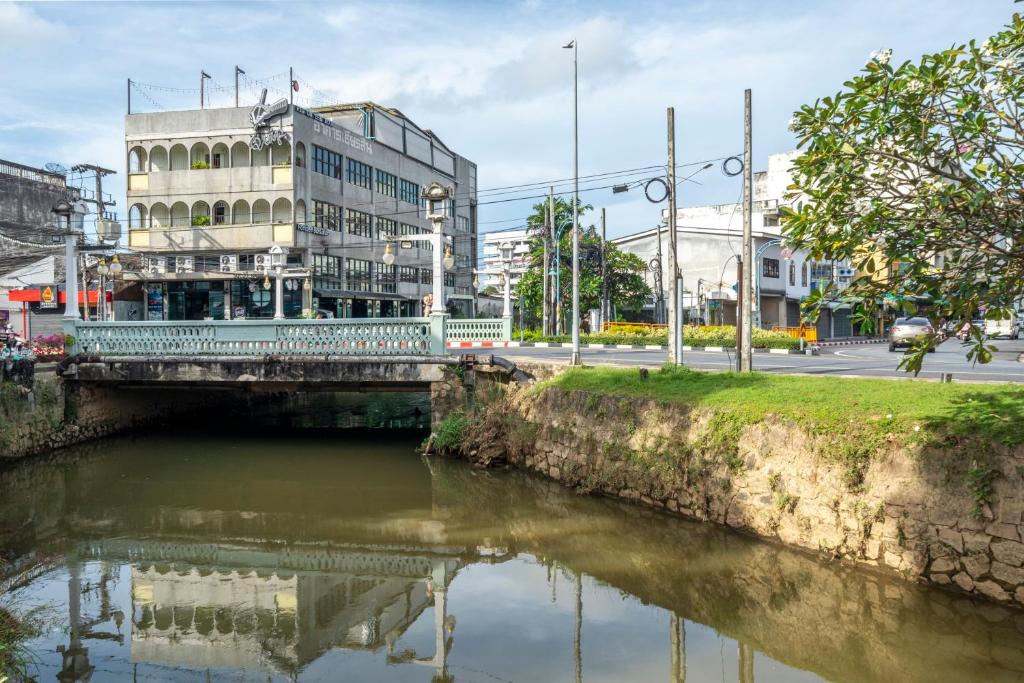 Výhled na řeku, která protéká v blízkosti hotelu