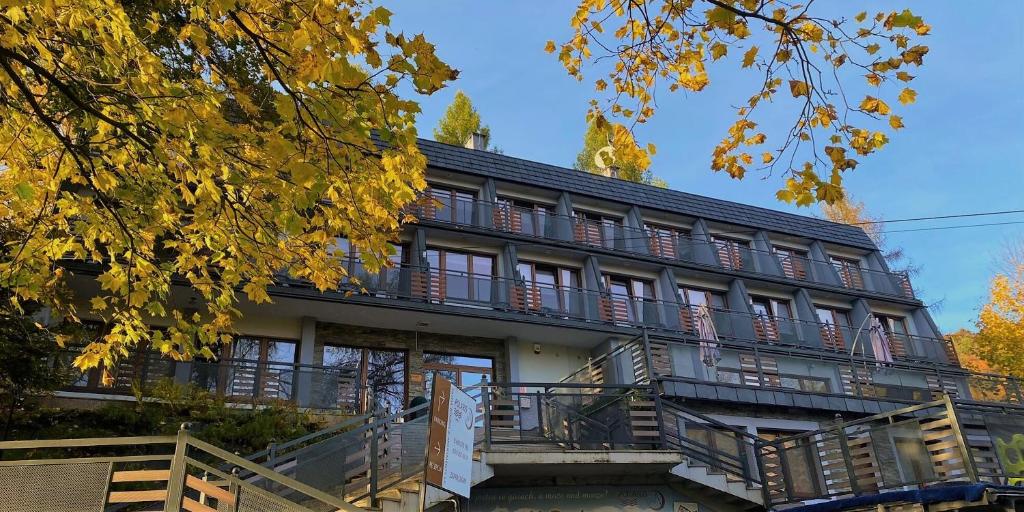 un edificio con balcones en un lateral en H&R Polaris Szczawnica, en Szczawnica