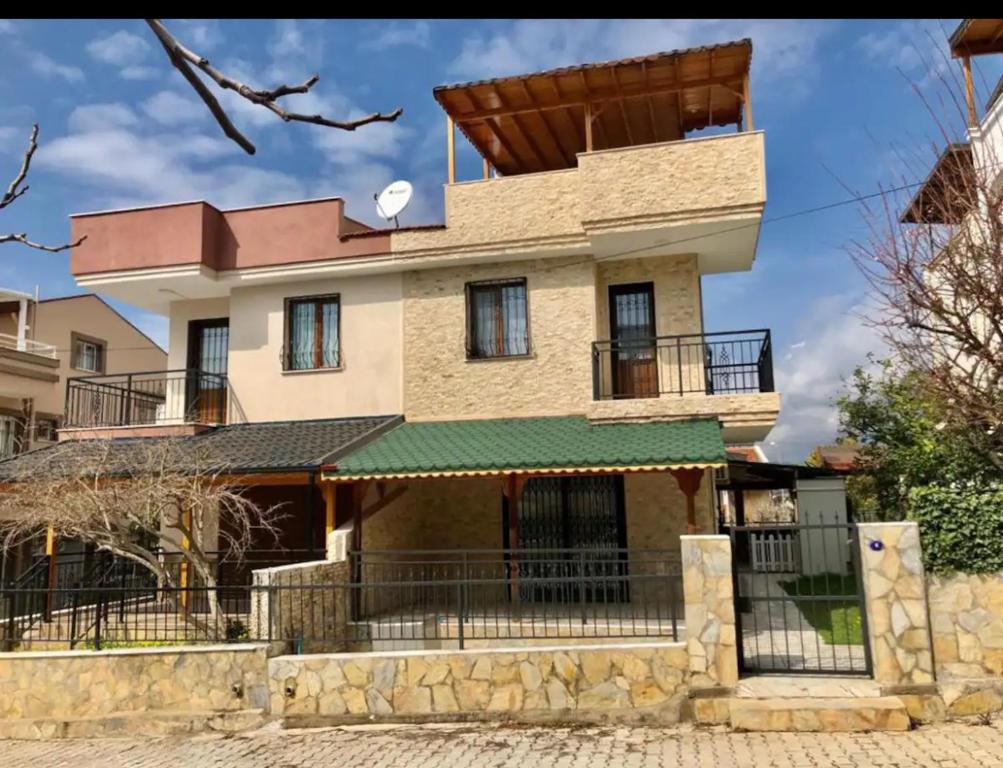 een afbeelding van een huis met een dak bij Denize 200 metre, 3+1 Bahçeli Villa in Ortaköy