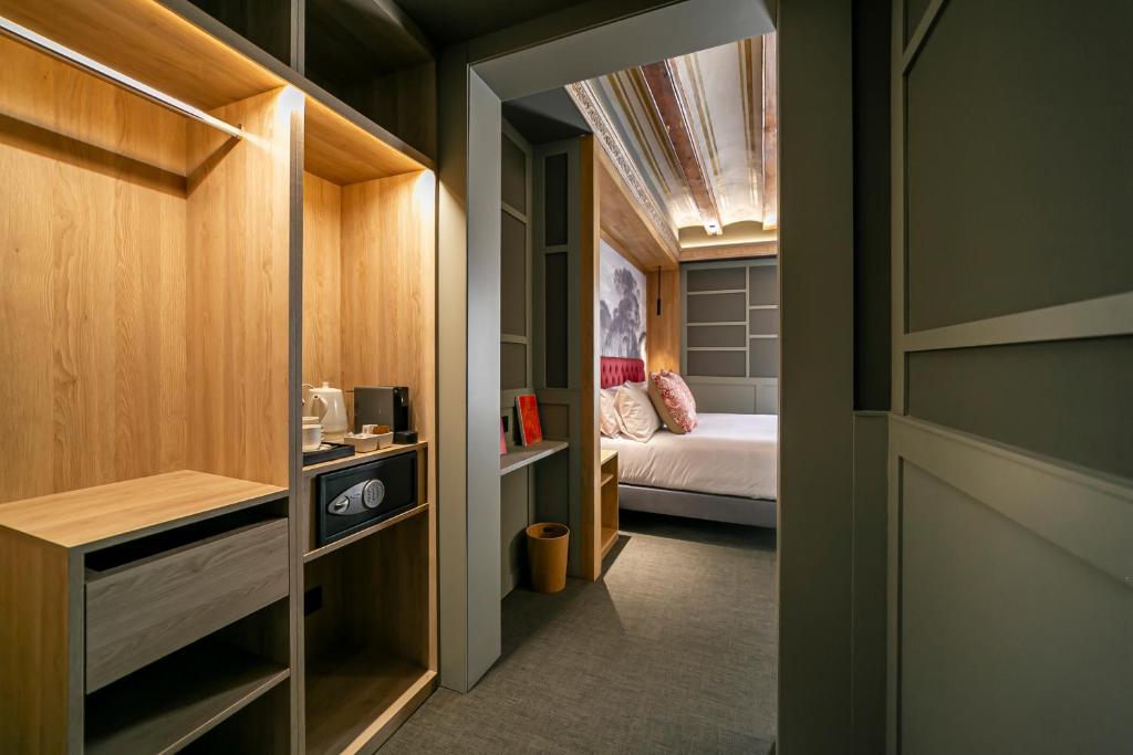 a small bedroom with a bed and a closet at Hotel La Pau in Barcelona