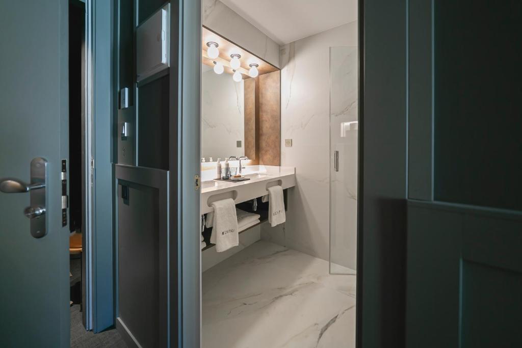a bathroom with a sink and a mirror at Hotel La Pau in Barcelona