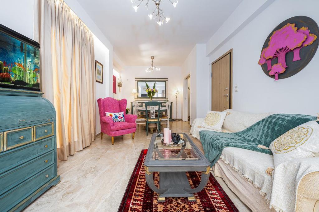 ein Wohnzimmer mit einem Sofa und einem Tisch in der Unterkunft Athenian Oasis Near Metro Station in Athen