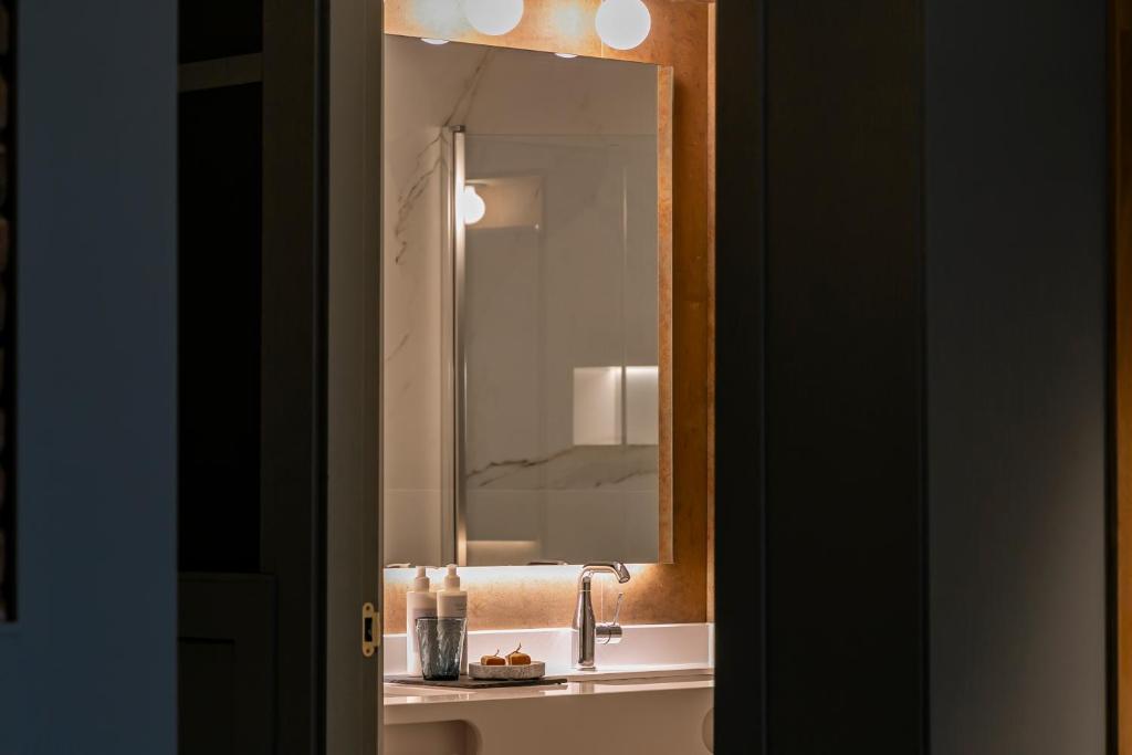 a bathroom with a sink and a mirror at Hotel La Pau in Barcelona