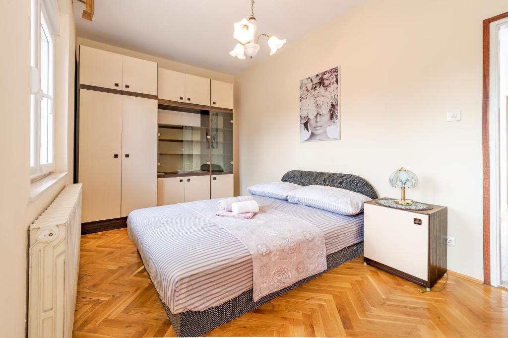 una camera con un letto e un comò di Rooms Goreta a Kaštela (Castelli)