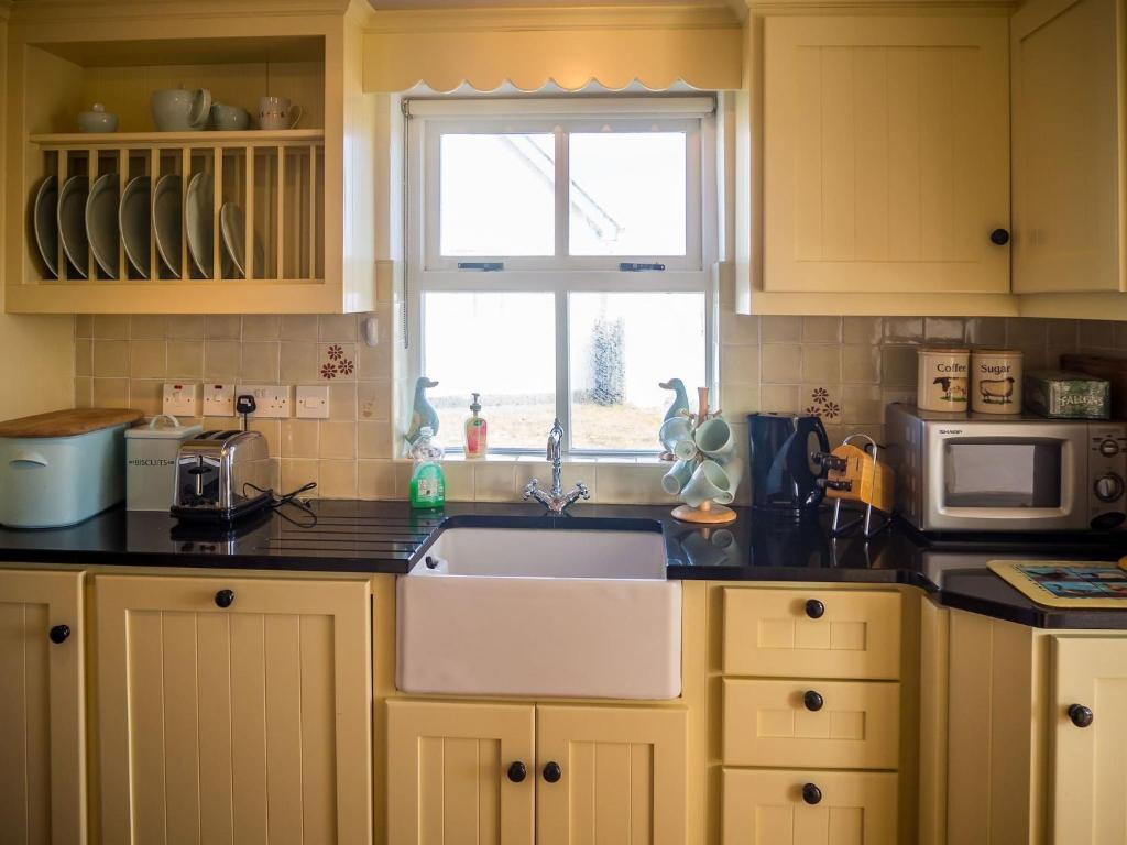 Kuchyň nebo kuchyňský kout v ubytování 14 Leitirshask, Ballyconneely