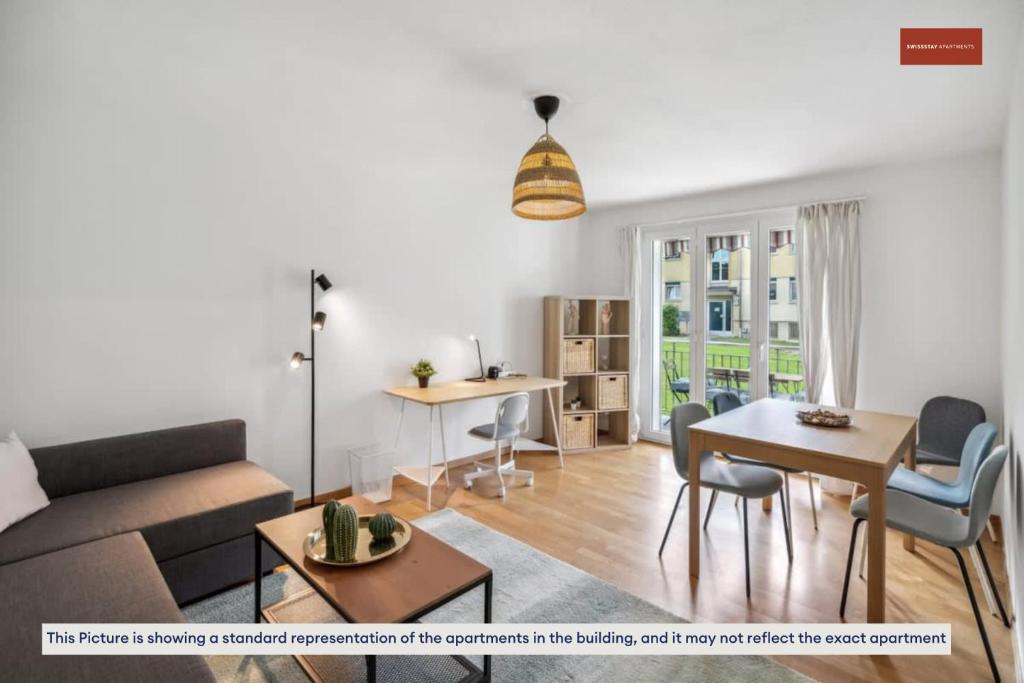 - un salon avec un canapé et une table dans l'établissement Zurich 2-Bedroom Apartment with Comforts, à Zurich