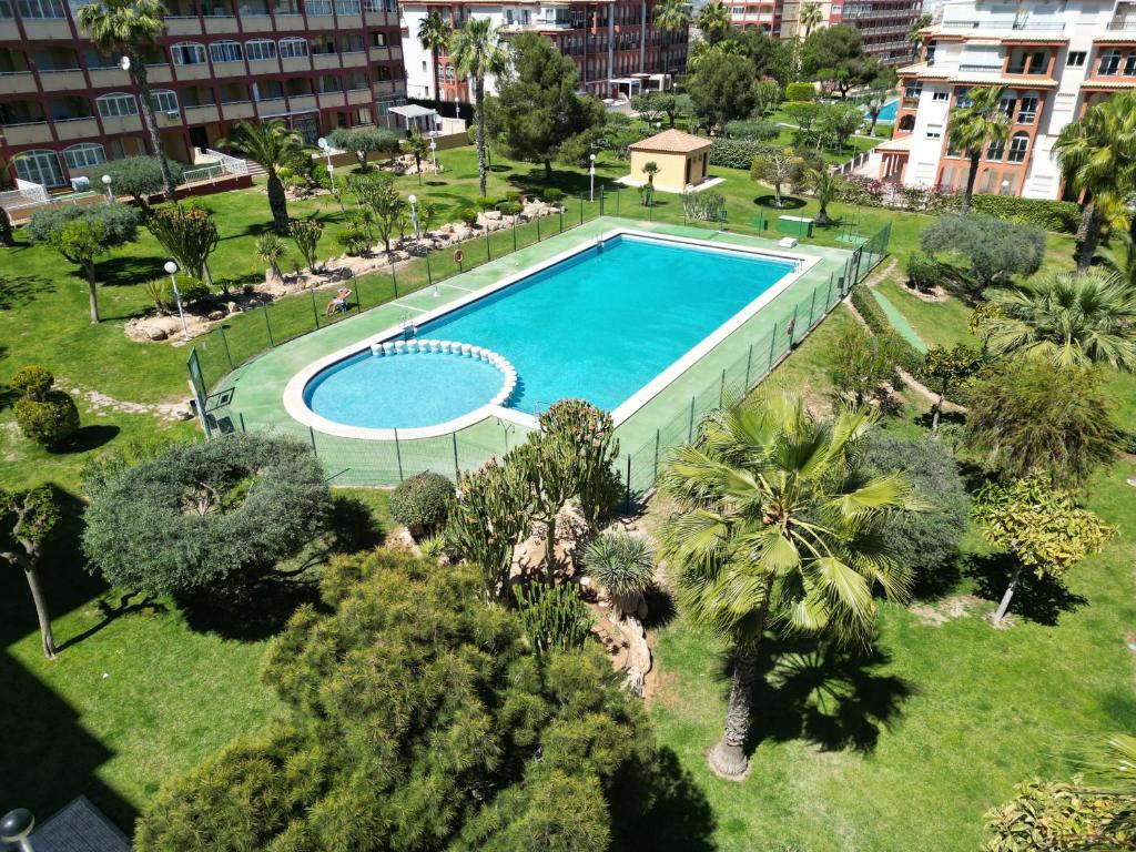 uma vista superior de uma piscina num parque em Casa Kolibri em Torrevieja