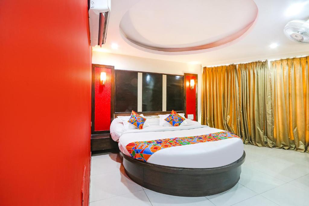 een slaapkamer met 2 bedden in een kamer bij FabHotel Royal Residency II in Hyderabad