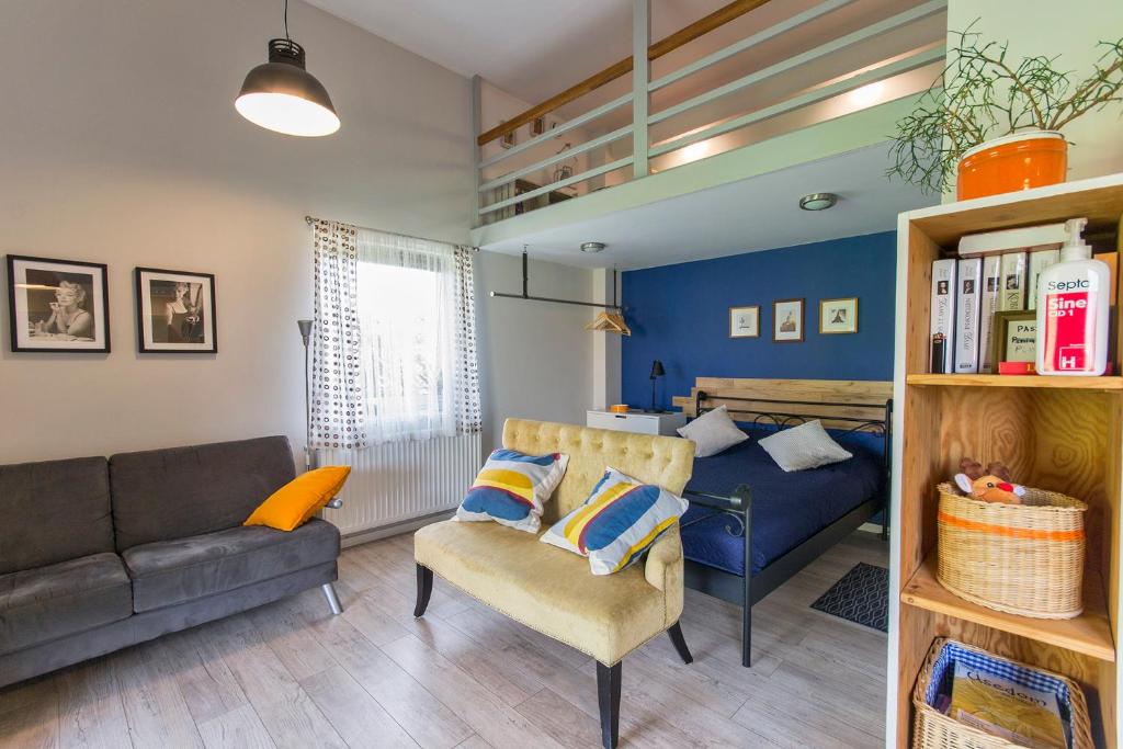 sala de estar con sofá y cama en Apartament Rekowo en Kamień Pomorski