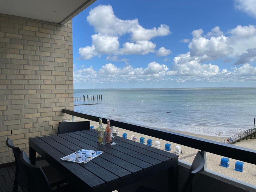 uma mesa com vista para a praia em Irma 28, Sandwall em Wyk auf Föhr