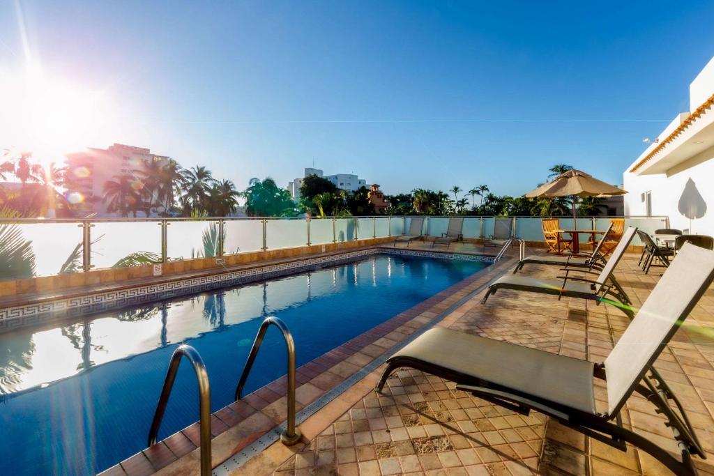 Bazén v ubytování Quality Inn Mazatlan nebo v jeho okolí