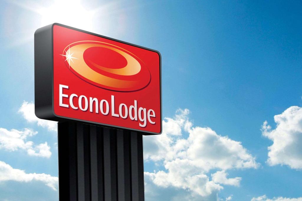 un primer plano de una señal para un vestíbulo corona en Econo Lodge, en Sonora