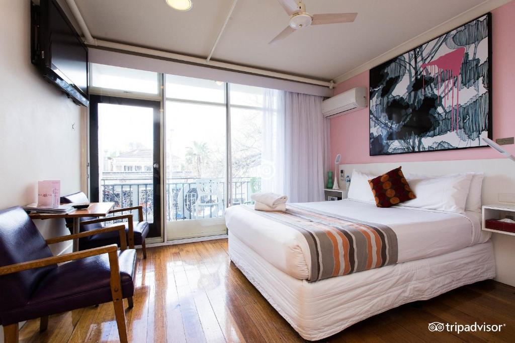 una camera con letto, scrivania e finestra di Tolarno Hotel - The Philippe - Australia a Melbourne
