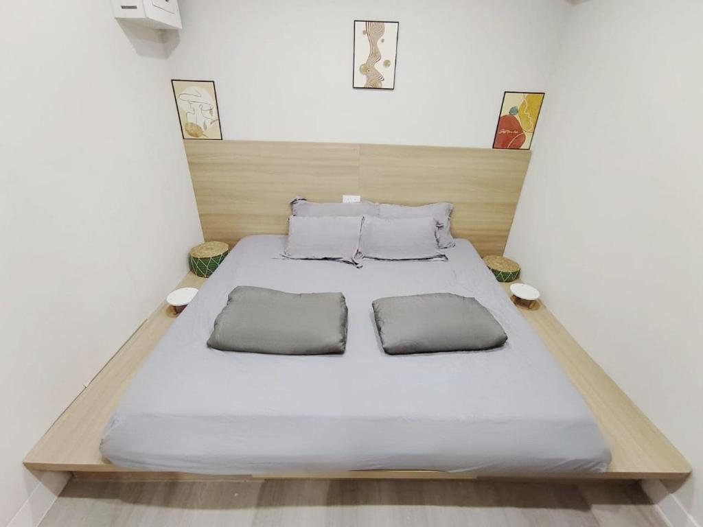 Postel nebo postele na pokoji v ubytování Nap Hella Inn