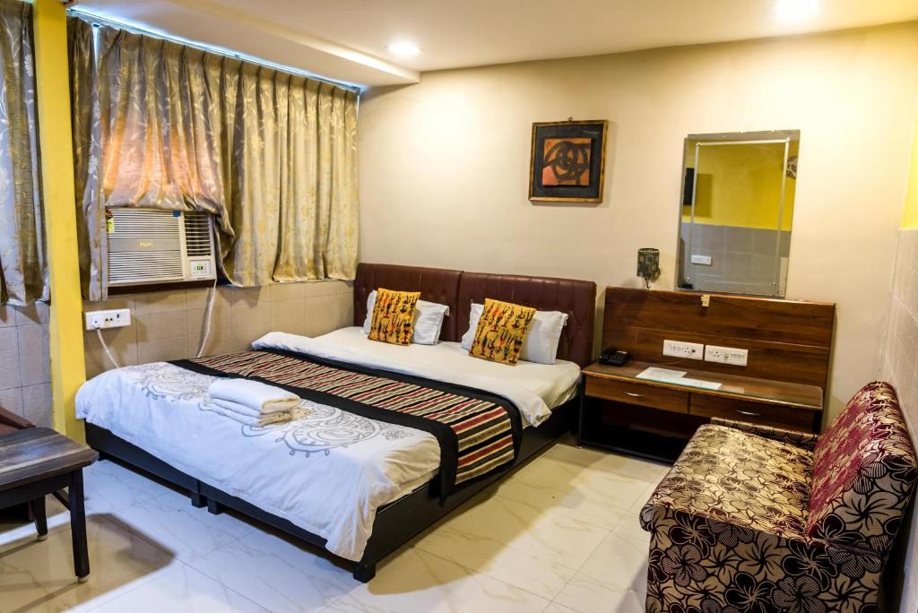 A bed or beds in a room at Hotel Red Stone Mahipalpur