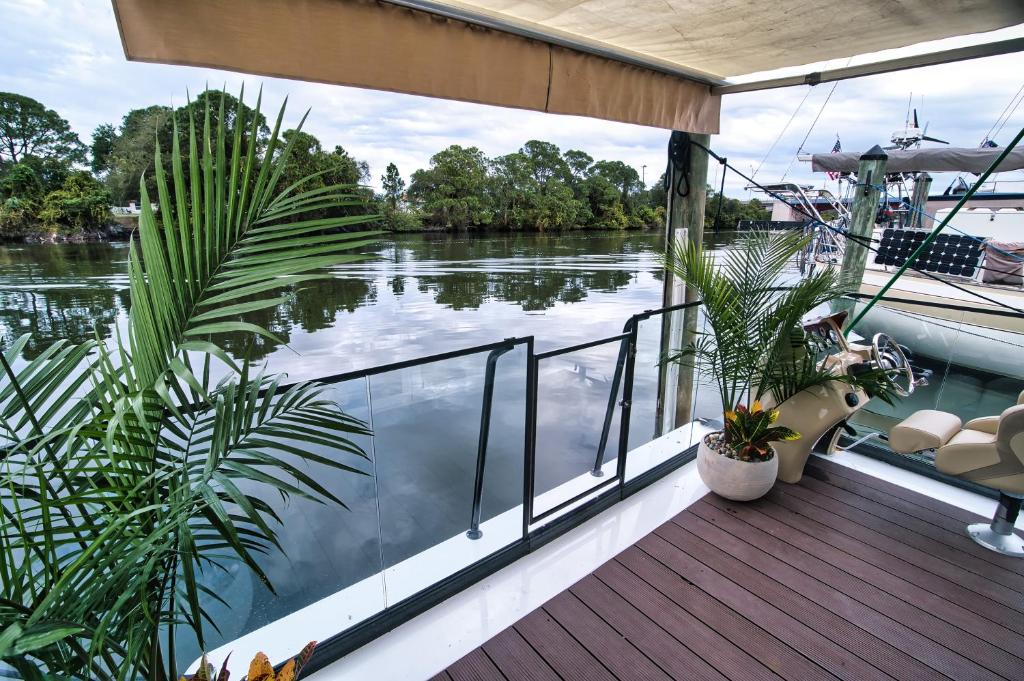 uma varanda com vista para um rio em Brand New House Boat Stunning Views and Resort Amenities em Merritt Island