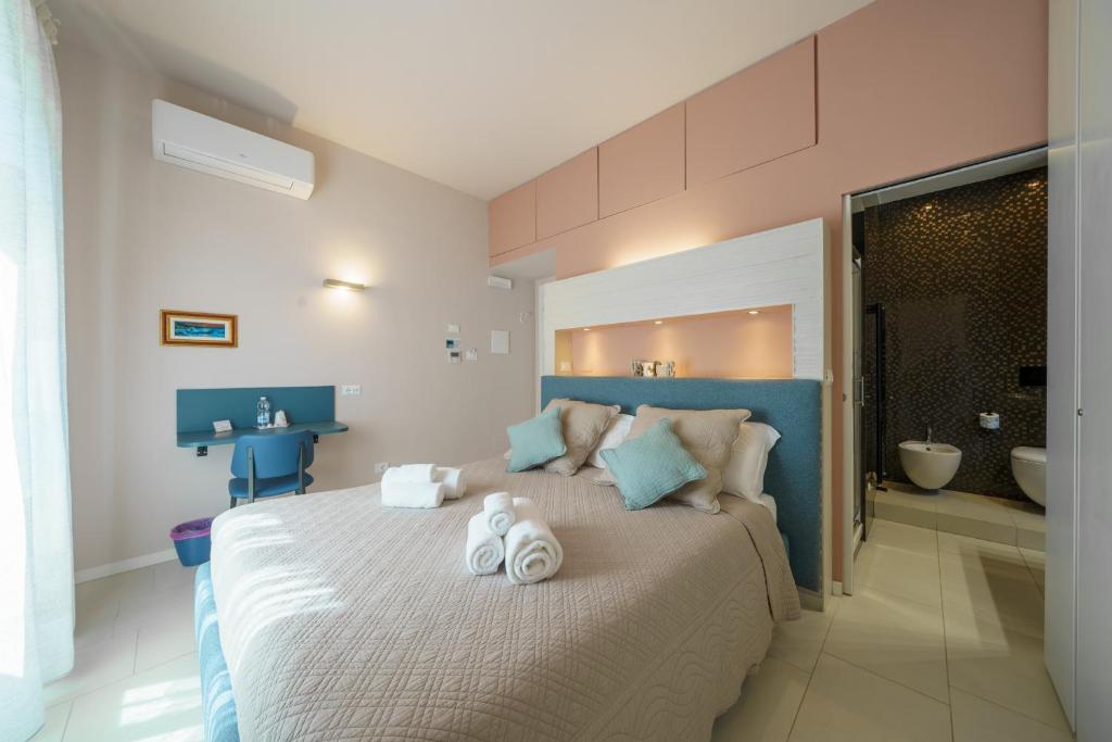 萊里奇的住宿－B&B Lerici Al Mare，一间卧室配有一张床,上面有两条毛巾