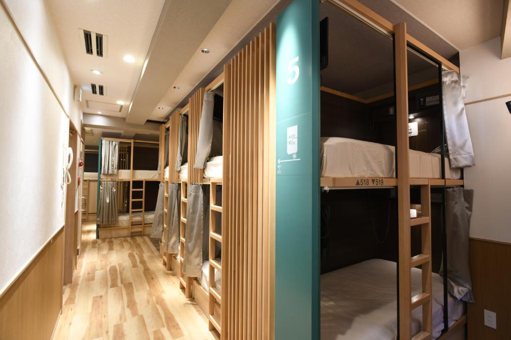 Palanda nebo palandy na pokoji v ubytování A16 HOSTEL TOKYO