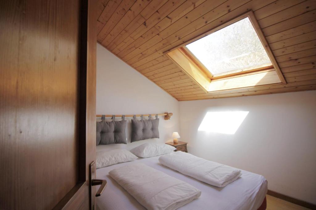 una camera con un letto e un lucernario di CASA SOFIA - Dolomiti Affitti a Cavalese