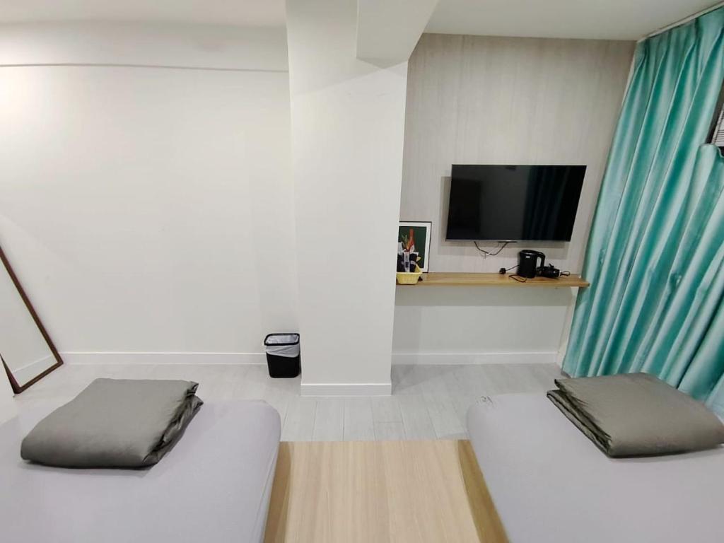 TV a/nebo společenská místnost v ubytování Nap Hella Inn