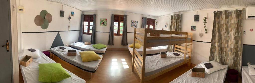 Zimmer mit 2 Etagenbetten und einer Treppe in der Unterkunft Refuge étape du baroudeur in Le Carbet