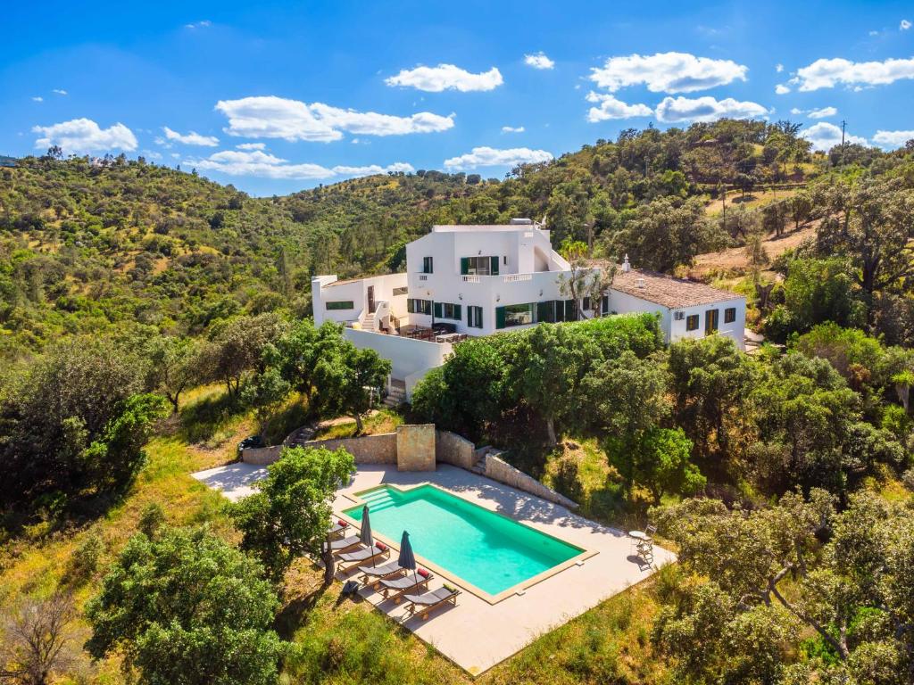 einen Luftblick auf eine Villa mit einem Pool in der Unterkunft Villa Eiras Altas by Portucasa in Corte Vidreiro