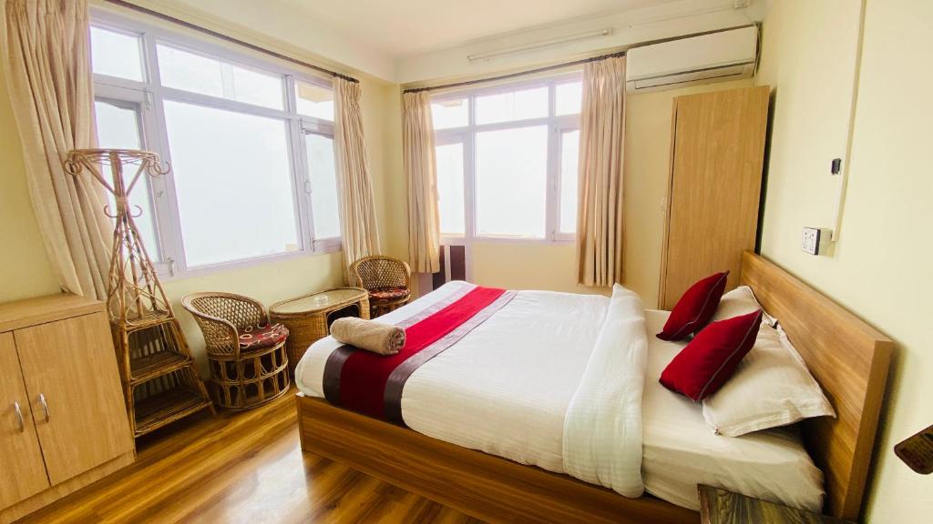 Postel nebo postele na pokoji v ubytování Himalayan Sunrise