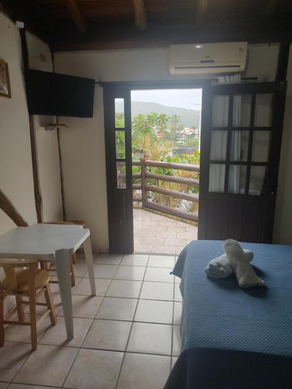 Cama ou camas em um quarto em Pousada Martin Pescador Bombinhas