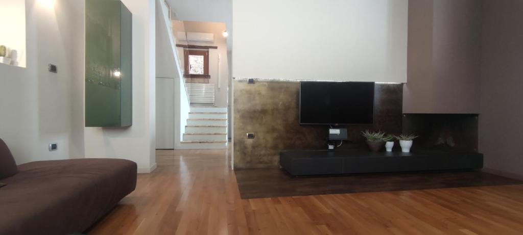 a living room with a television on a table at Casa Vacanze Angelo in Ortona