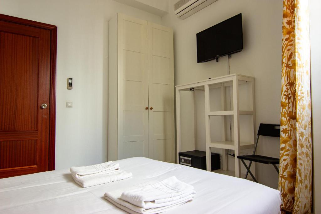 Telewizja i/lub zestaw kina domowego w obiekcie RentalSevilla Apartamento encantador en el Gran Poder