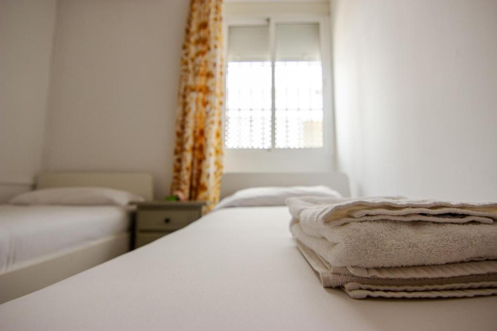 Łóżko lub łóżka w pokoju w obiekcie RentalSevilla Apartamento encantador en el Gran Poder
