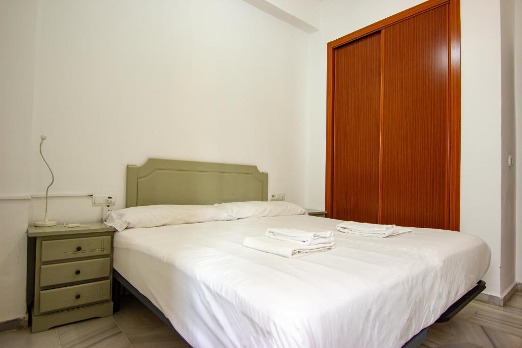 Łóżko lub łóżka w pokoju w obiekcie RentalSevilla Apartamento encantador en el Gran Poder