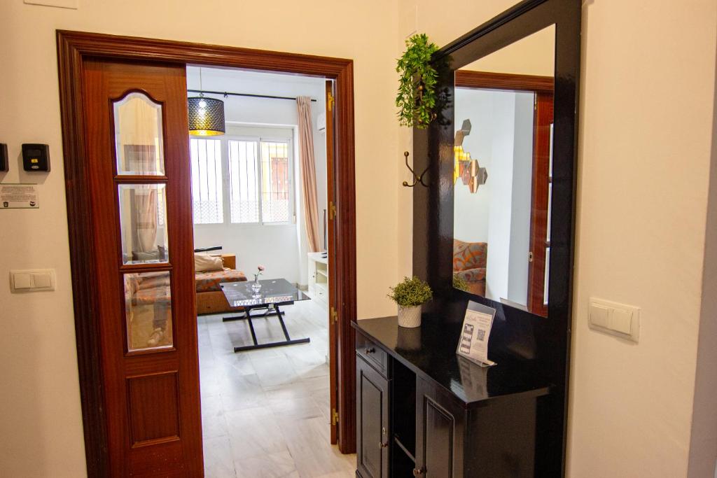 Telewizja i/lub zestaw kina domowego w obiekcie RentalSevilla Apartamento encantador en el Gran Poder