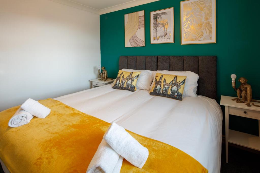 Ліжко або ліжка в номері Wellsway House by Cliftonvalley Apartments