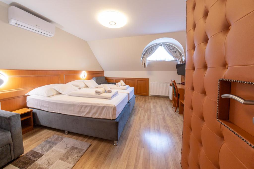 Posteľ alebo postele v izbe v ubytovaní Szinbád Hotel