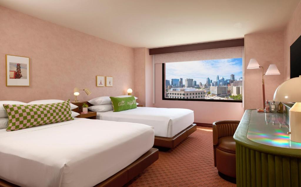 Downright Austin, A Renaissance Hotel - Sala Matrimoniali Con Due Letti Queen Si Sentono Accessibili