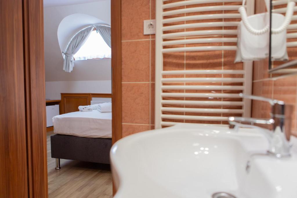 Posteľ alebo postele v izbe v ubytovaní Szinbád Hotel