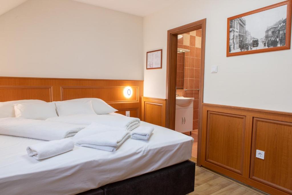 Posteľ alebo postele v izbe v ubytovaní Szinbád Hotel