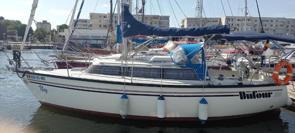un barco blanco está atracado en el agua en SY NEY, en Mangalia
