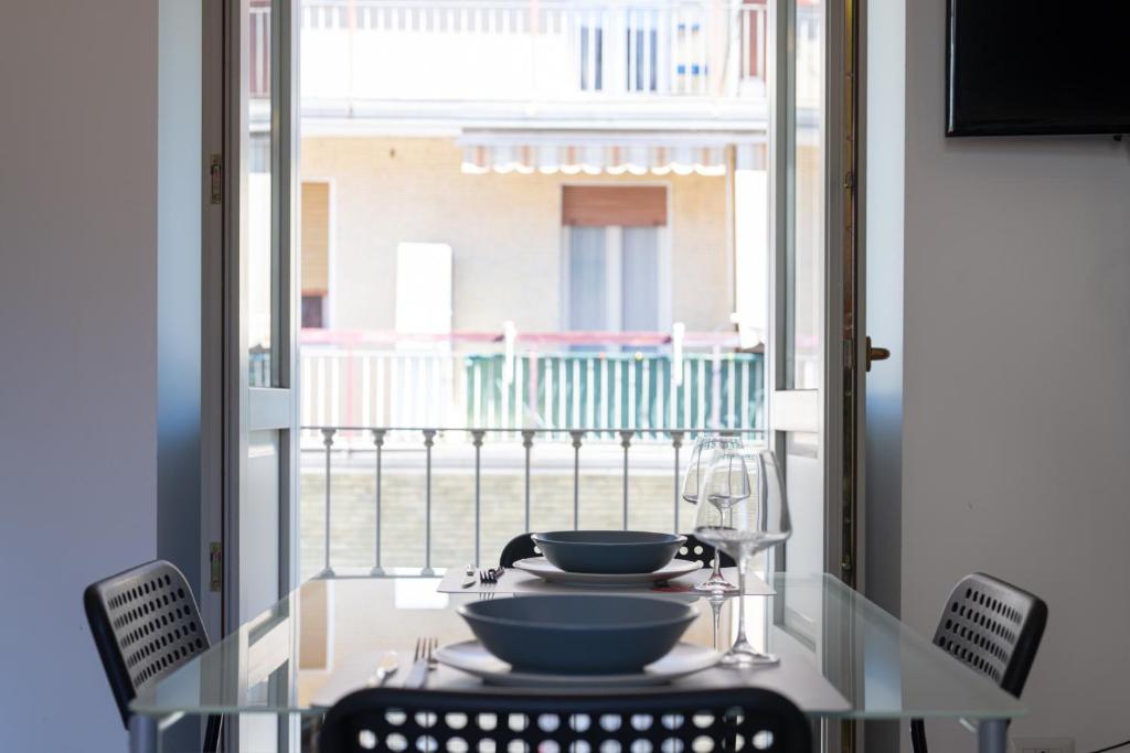 uma mesa de vidro com duas taças na varanda em Dolce Rifugio, base Ideale per Esplorare la Città em Turim